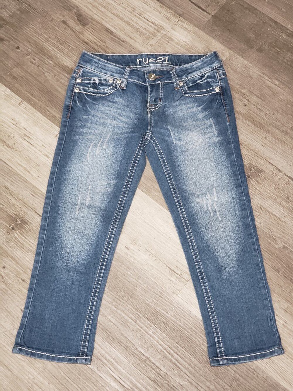 Rue 21 Light Washed Bedazzled Pockets Gem Curvy Crops Jean Pants
